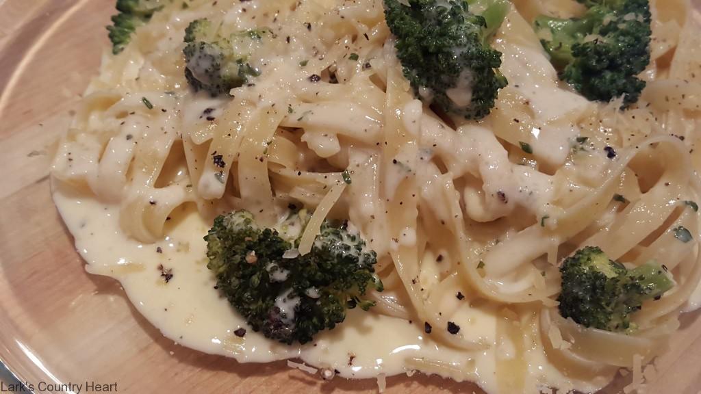 Easy Fettuccine Alfredo with Broccoli